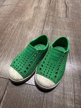 Native Jefferson shoes size 8 childrens